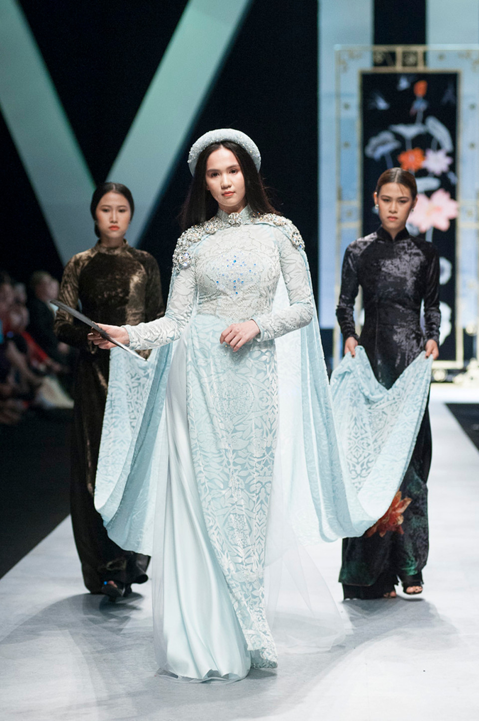 ...cùng Ngọc Trinh.