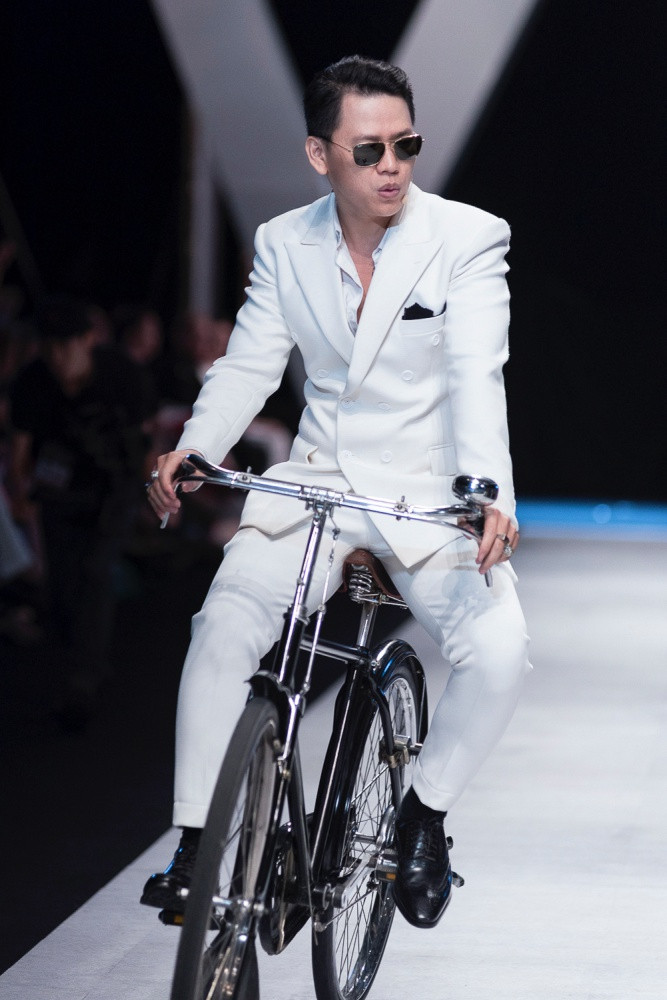 Show diễn kết thúc với màn chào kết đầy ấn tượng của nhà thiết kế Hoàng Minh Hà trên chiếc xe đạp sườn ngang lịch lãm, lãng tử.