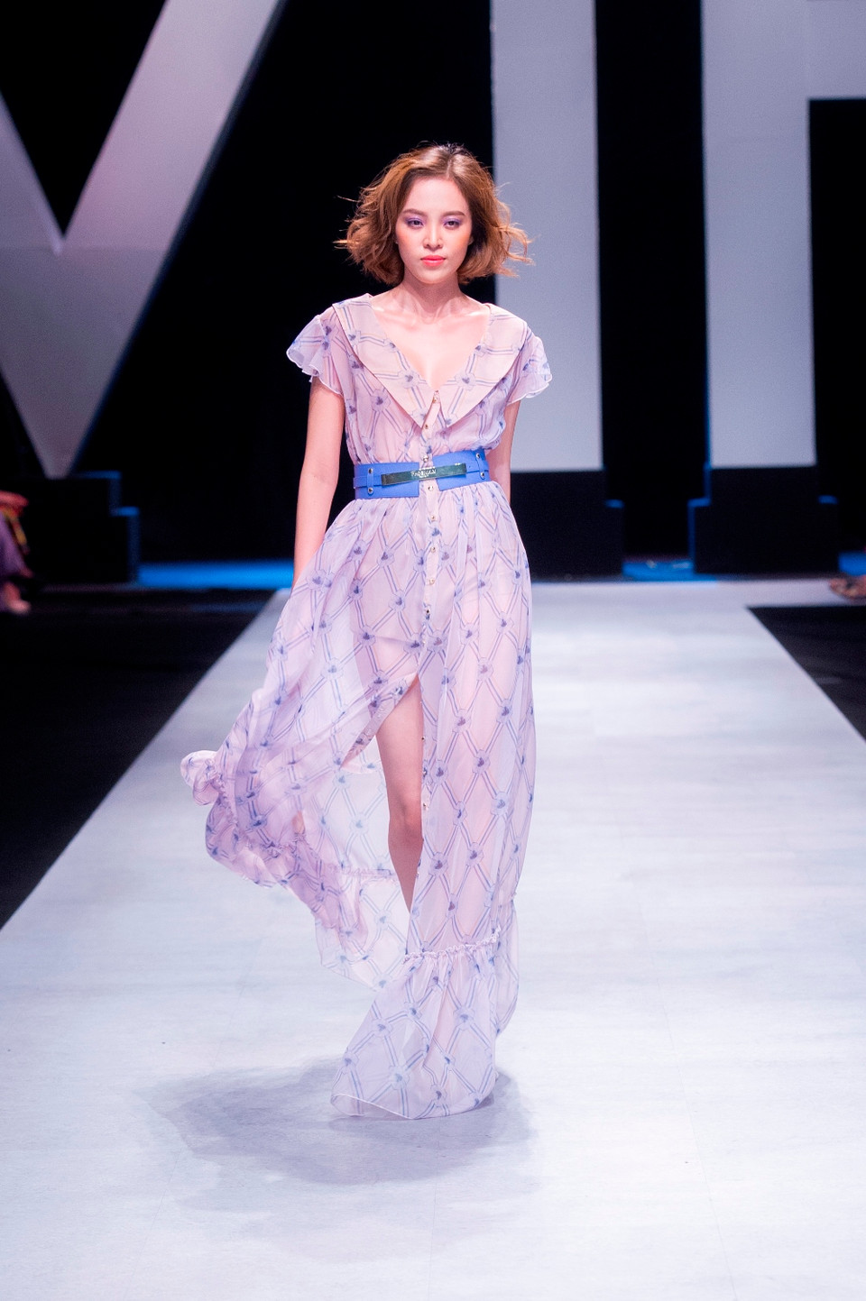 Nhà thiết kế Vũ Thu Phương chia sẻ: 'Để mang đến sự đặc biệt và mới lạ, chúng tôi đã quyết định cho họa tiết hoa X-ray kết hợp cùng kẻ sọc, caro để tạo xu hướng mới. Nếu hoa là sự mong manh, nữ tính thì carô, kẻ sọc lại cá tính, độc lập và mạnh mẽ như người phụ nữ hiện đại, tự chủ cuộc sống.'