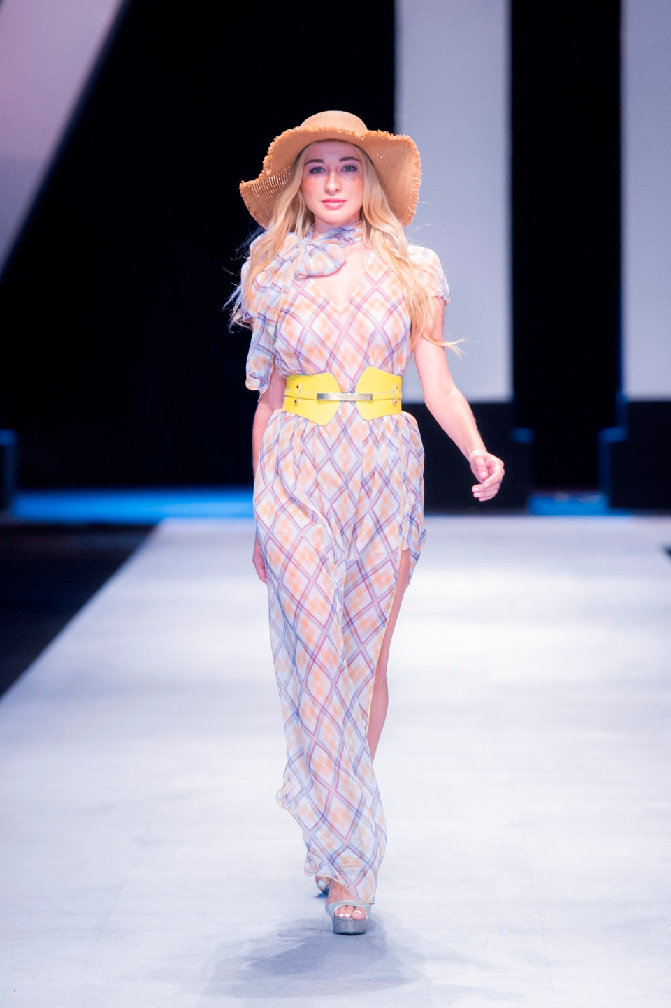 Bên cạnh đó, mũ rộng vành, túi clutch trong suốt, thắt lưng to bản và giày gót vuông cũng chính là những điểm nhấn của bộ sưu tập.