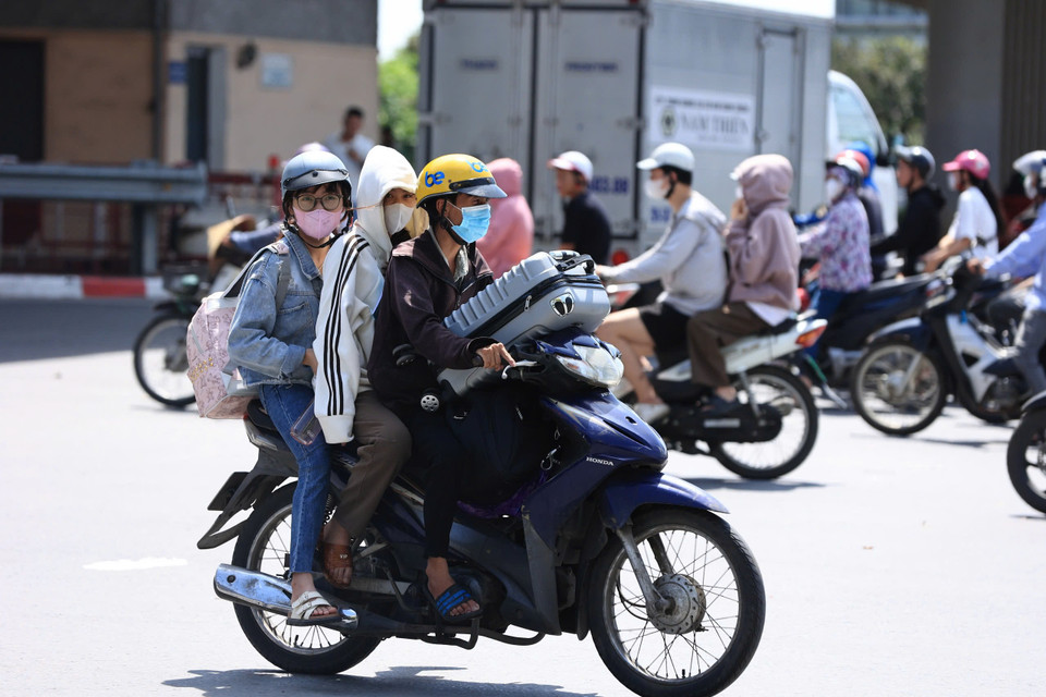 Hành khách tỏ vẻ mệt mỏi sau hành trình dài ngồi trên xe khách. (Ảnh: Việt Anh/Vietnam+)