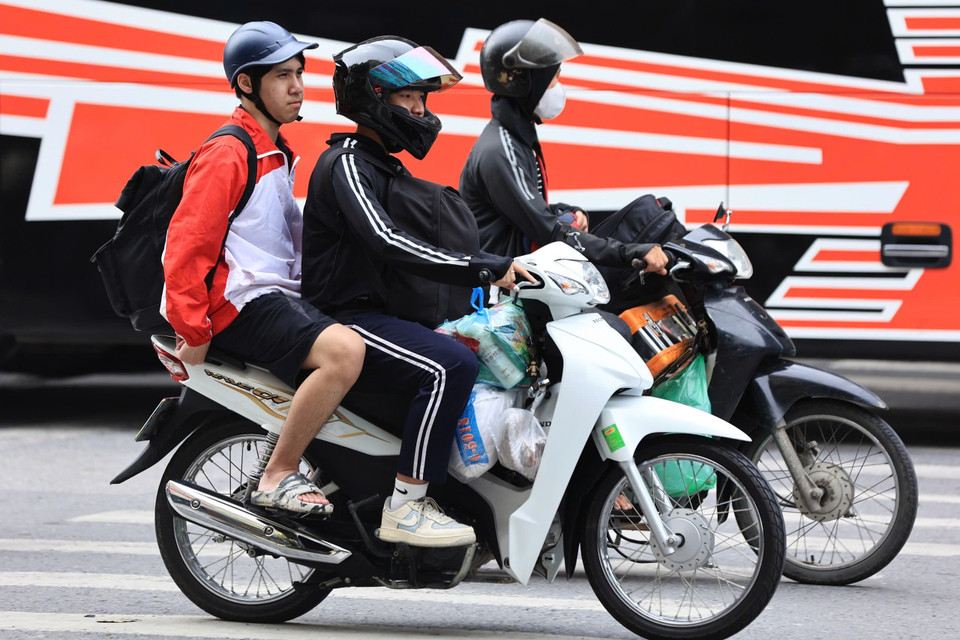 Dòng người hướng về trung tâm Thủ đô để chuẩn bị cho tuần làm việc mới. (Ảnh: Hoài Nam/Vietnam+)