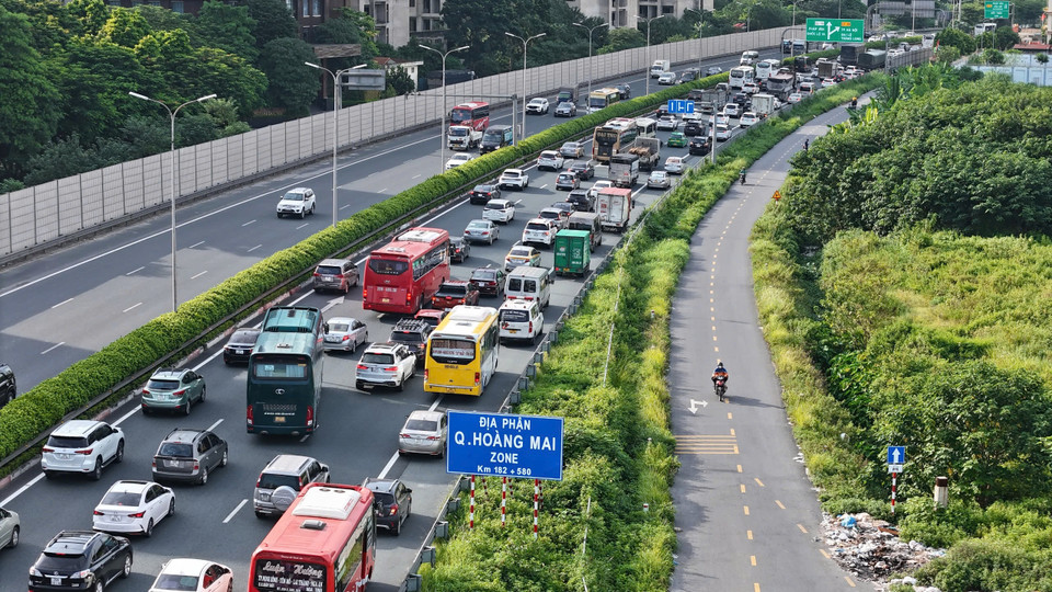 Ở khu vực lối ra, nhiều xe đi vào làn khẩn cấp để tránh ùn tắc. (Ảnh: Hoài Nam/Vietnam+)