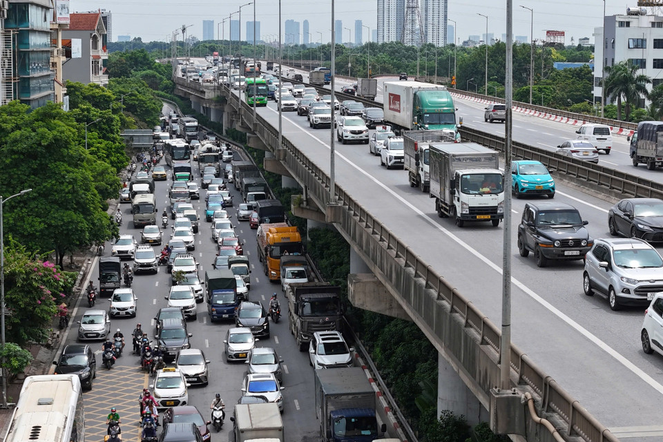 Khu vực lối ra Cao tốc Pháp Vân-Cầu Giẽ hướng về trung tâm thành phố Hà Nội, lượng phương tiện tăng cao nhưng không xảy ra tình trạng "tắc cứng". (Ảnh: Hoài Nam/Vietnam+)