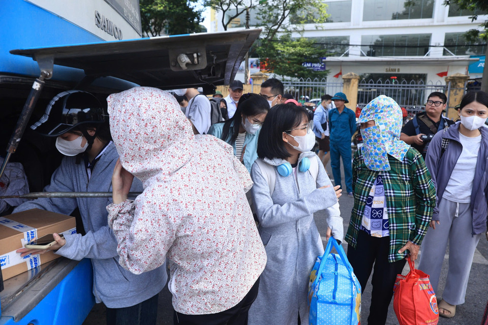 Ghi nhận vào thời điểm 15 giờ, Bến xe Giáp Bát đã đông nghẹt hành khách. (Ảnh: Việt Anh/Vietnam+)