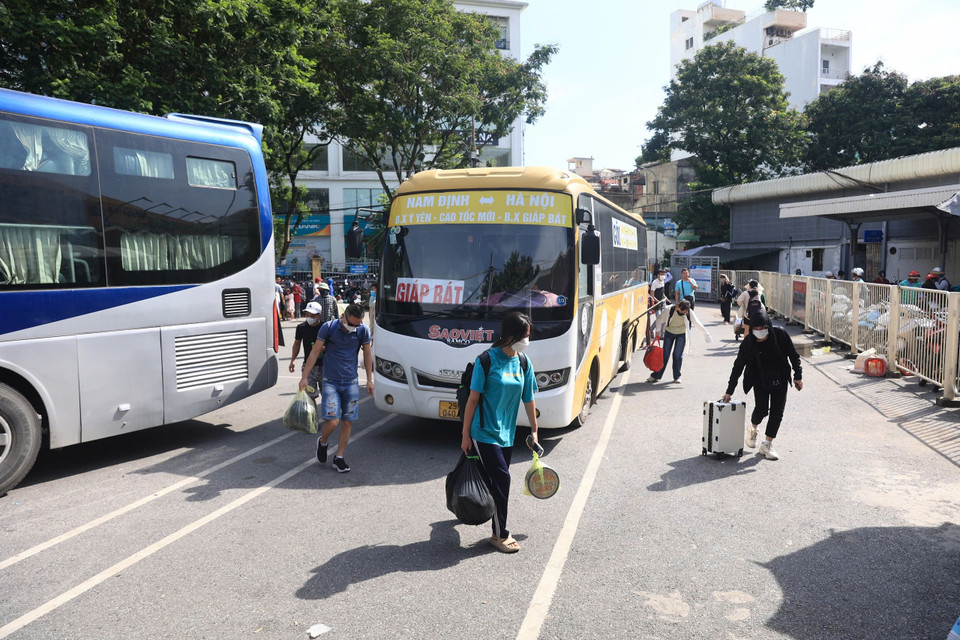 Chiều 3/9, sau kỳ nghỉ Lễ Quốc khánh kéo dài 4 ngày, đông đảo người dân đã trở về thành phố Hà Nội để bắt đầu làm việc và học tập. (Ảnh: Hoài Nam/Vietnam+)