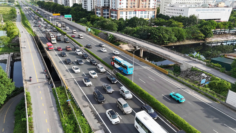 Do lưu lượng giao thông tăng cao, các phương tiện di chuyển tuần tự với tốc độ chậm. (Ảnh: Hoài Nam/Vietnam+)