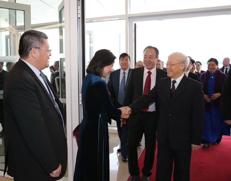 Cán bộ, nhân viên Đại sứ quán Việt Nam và đại diện cộng đồng đón Tổng Bí thư Nguyễn Phú Trọng tại sân bay quân sự Orly ở thủ đô Paris. (Ảnh: Trí Dũng/TTXVN)