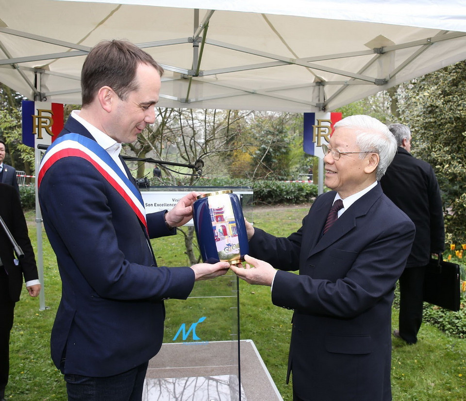 Tổng Bí thư Nguyễn Phú Trọng tặng quà Thị trưởng thành phố Montreuil Patrice Bessac. (Ảnh: Trí Dũng/TTXVN)