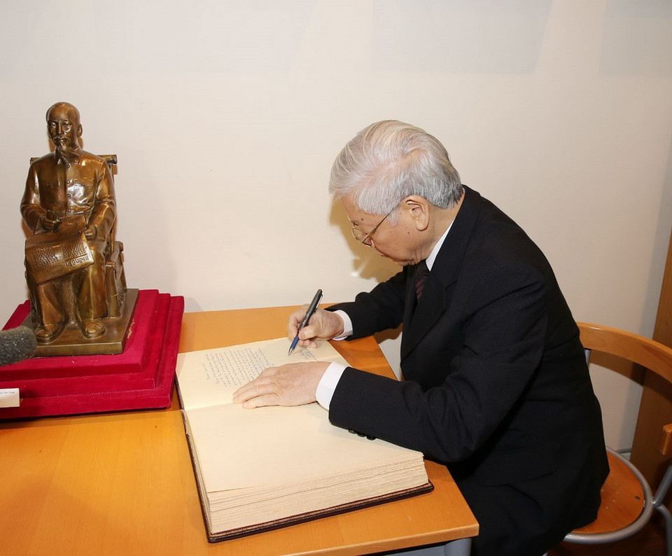 Tổng Bí thư Nguyễn Phú Trọng dâng hoa tại Tượng Chủ tịch Hồ Chí Minh, trồng cây lưu niệm và thăm Không gian Hồ chí Minh tại thành phố Montreuil. Trong ảnh: Tổng Bí thư Nguyễn Phú Trọng ký sổ lưu bút. (Ảnh: Trí Dũng/TTXVN)