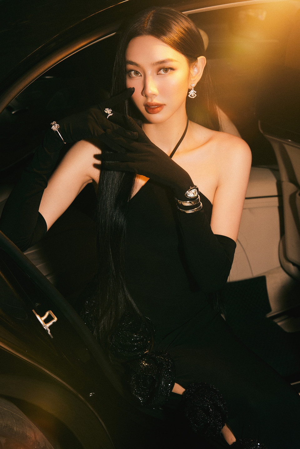 Diện trang phục kín đáo, hoa hậu 9x vẫn nổi bật nhờ gương mặt sắc sảo và vóc dáng chuẩn. (Ảnh: CTV/Vietnam+)