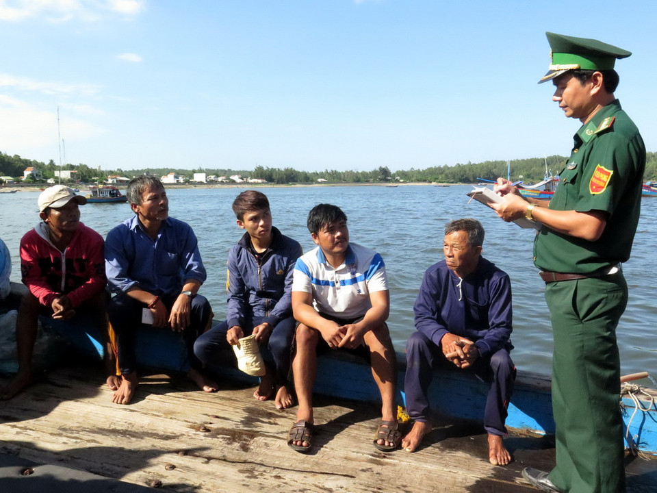 Cơ quan chức năng Quảng Ngãi tiến hành lấy lời khai 5 ngư dân bị nạn. (Ảnh: Sỹ Thắng/TTXVN) 