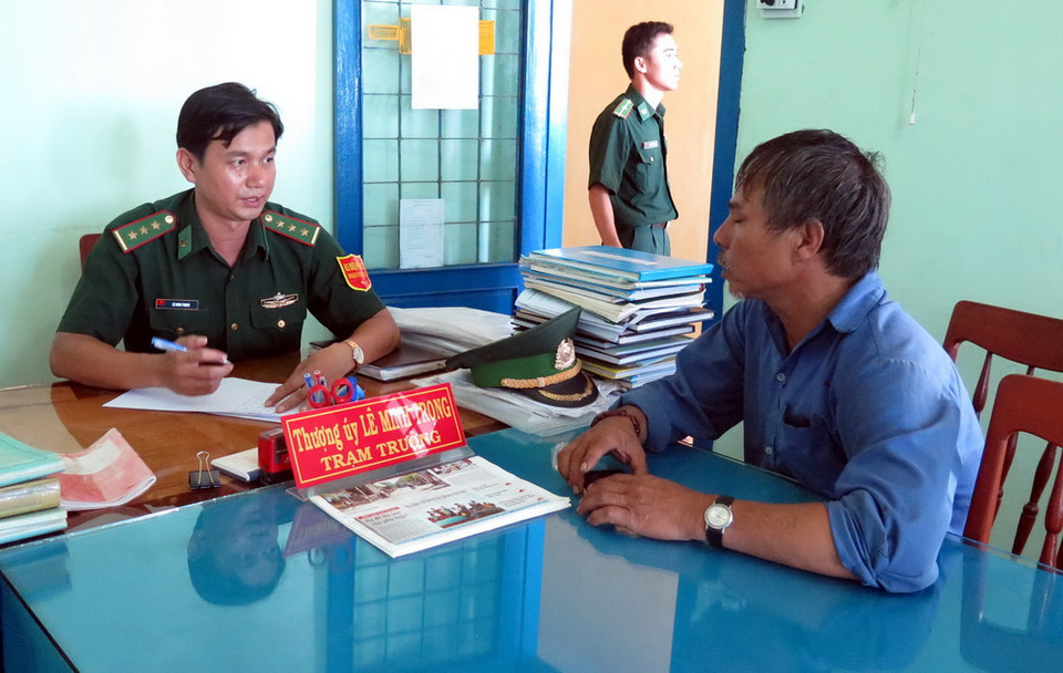 Thuyền trưởng Võ Văn Lựu đang khai báo với cơ quan chức năng. (Ảnh: Sỹ Thắng/TTXVN) 