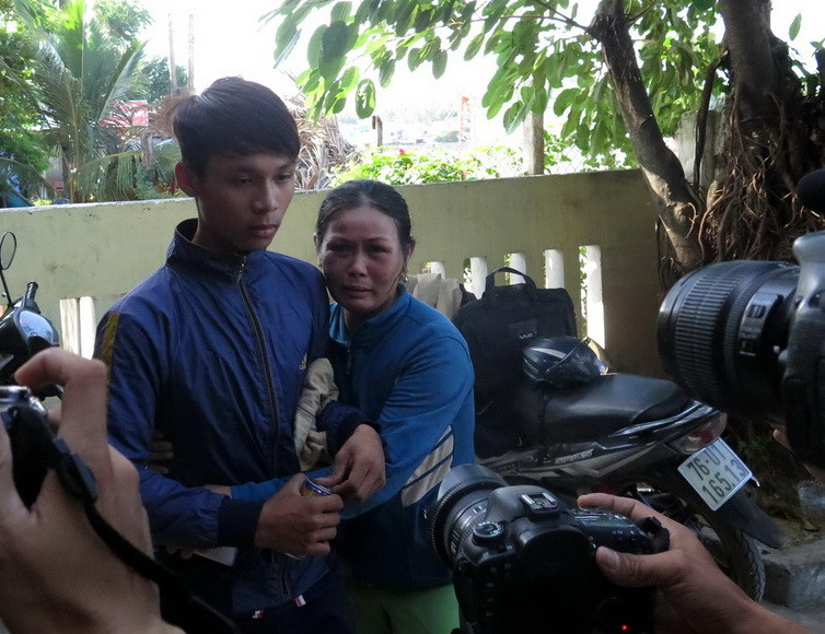 Vợ của thuyền trưởng Võ Văn Lựu vui mừng khi gặp con trai, cũng là thành viên đi trên tàu. (Ảnh: Sỹ Thắng/TTXVN) 