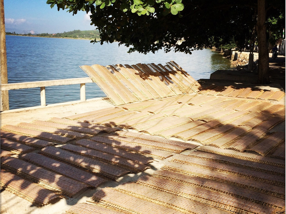 Làng bánh tráng Tân An nằm bình yên bên dòng Giang lịch sử. (Ảnh: Xuân Mai/Vietnam+) ​