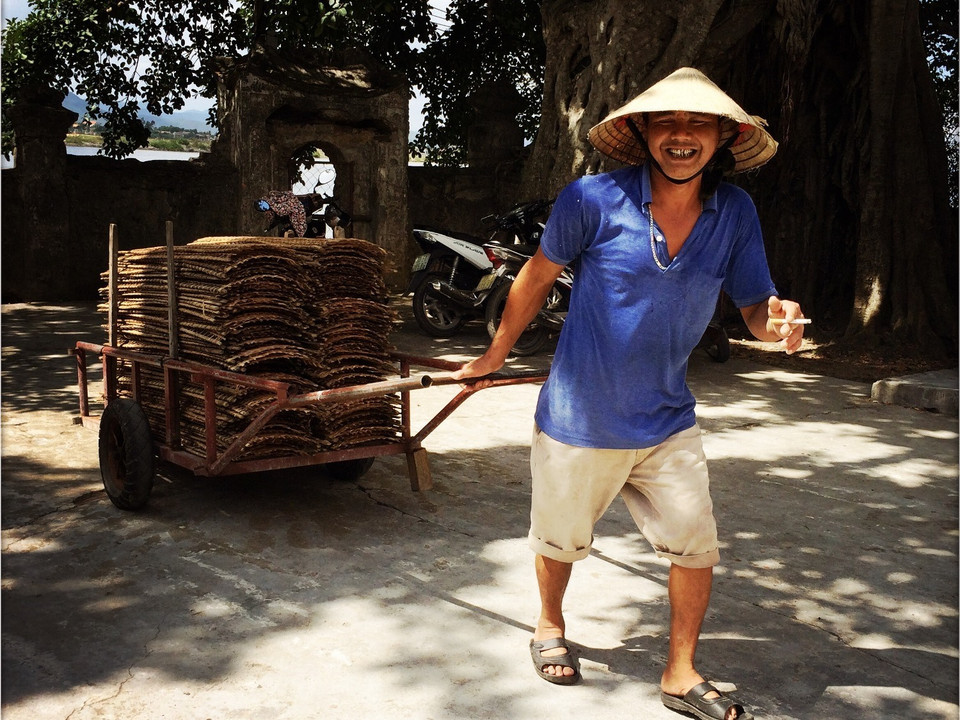 Nụ cười thu hoạch. (Ảnh: Xuân Mai/Vietnam+) ​