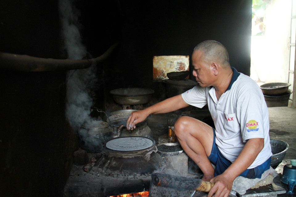 Anh Nguyễn Văn Huệ dù bị mất một chân và hoàn cảnh gia đình đặc biệt khó khăn nhưng lại là nghệ nhân tráng bánh giỏi nhất làng. (Ảnh: Xuân Mai/Vietnam+) ​