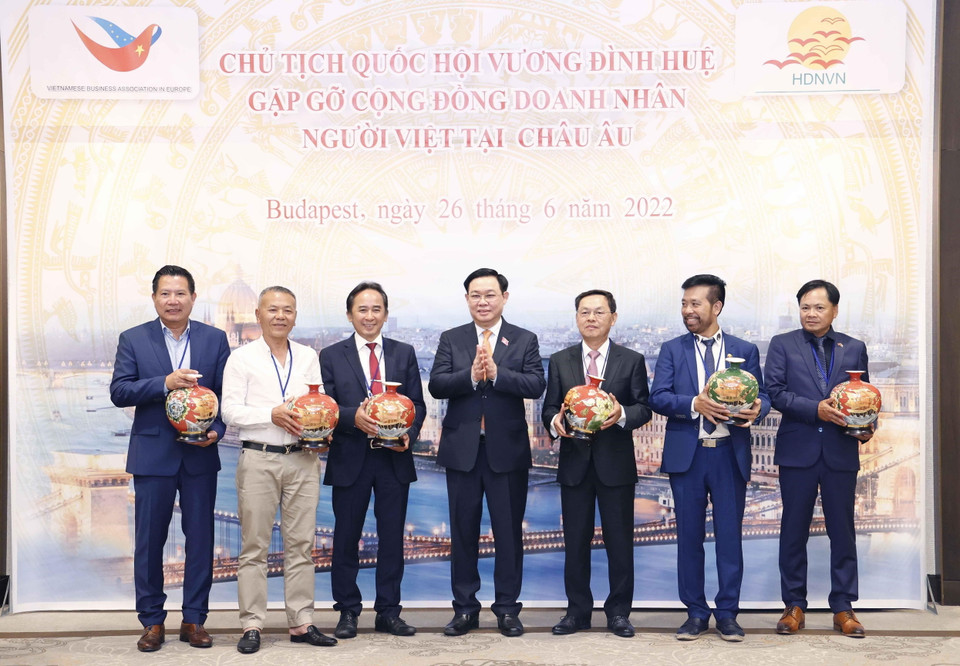 Chủ tịch Quốc hội Vương Đình Huệ tặng quà lưu niệm cho các đại biểu. (Ảnh: Doãn Tấn/TTXVN)