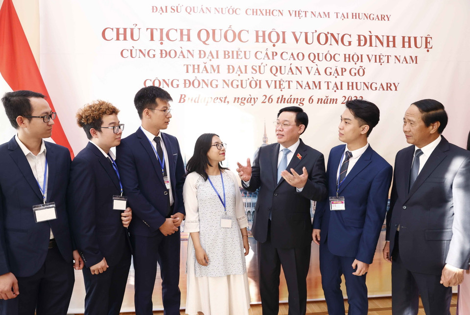 Chủ tịch Quốc hội Vương Đình Huệ với sinh viên Việt Nam theo học tập, nghiên cứu tại Hungary. (Ảnh: Doãn Tấn/TTXVN)