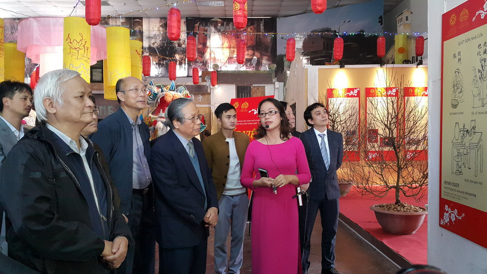 Du khách tham quan khu trưng bày triển lãm tại chương trình Tết Việt. (Ảnh: Đinh Thuận/TTXVN)