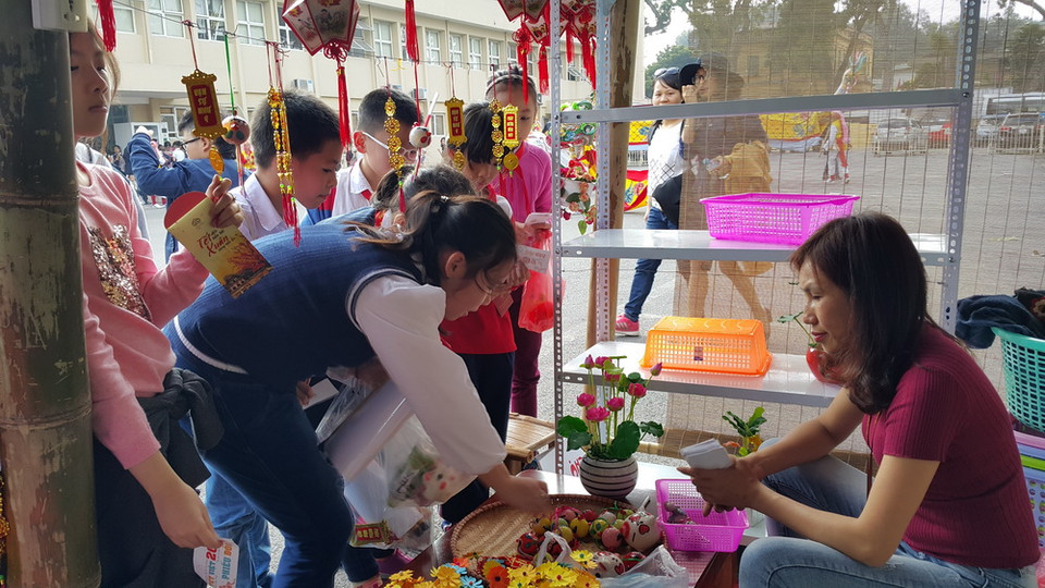 Gian hàng bán đồ Tết truyền thống. (Ảnh: Đinh Thuận/TTXVN)