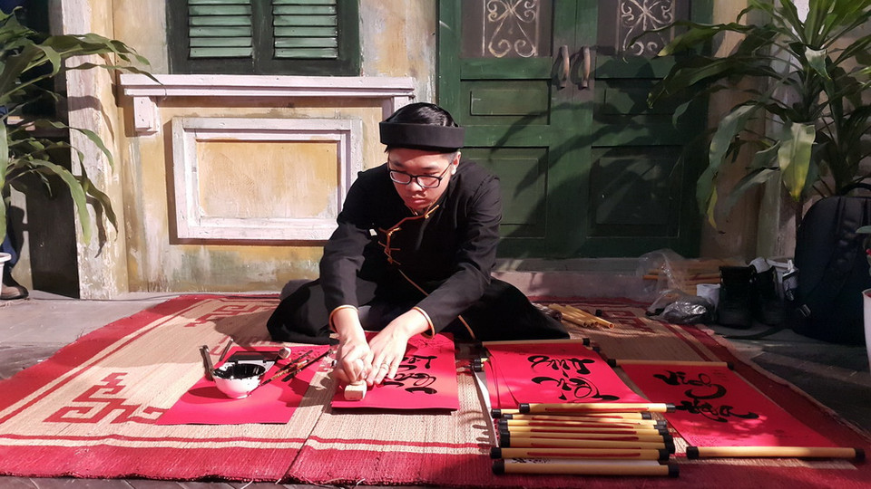 Ông đồ viết thư pháp tại chương trình Tết Việt. (Ảnh: Đinh Thuận/TTXVN)