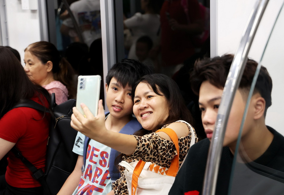 Người dân nô nức trải nghiệm tuyến metro số 1, trước thời điểm vận hành thương mại đúng một tuần. (Ảnh: Hồng Đạt/TTXVN)