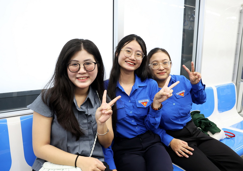 Công chức phường Cầu Kho, quận 1, trải nghiệm tuyến metro số 1, trước thời điểm vận hành thương mại đúng một tuần. (Ảnh: Huyền Trinh/TTXVN)