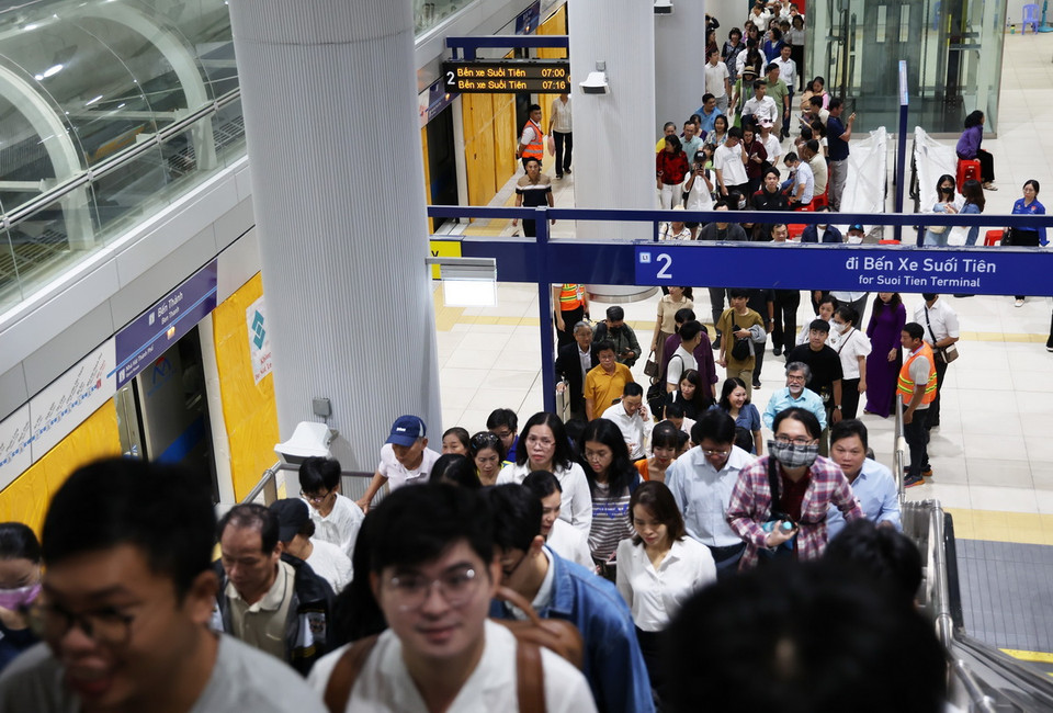 Rất đông người dân Thành phố Hồ Chí Minh và các vùng lân cận đã tập trung về ga trung tâm Bến Thành (quận 1, Thành phố Hồ Chí Minh) để trải nghiệm tuyến metro số 1 trước ngày vận hành thương mại một tuần. (Ảnh: Hồng Đạt/TTXVN)