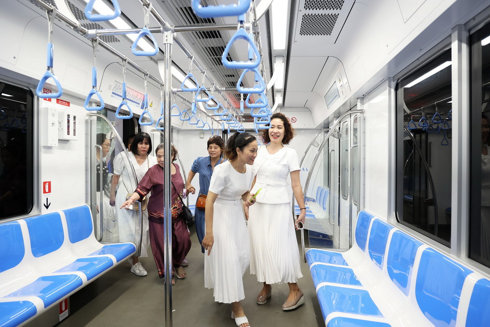 Người dân nô nức trải nghiệm tuyến metro số 1 trong ngày 15/12, trước thời điểm vận hành thương mại đúng một tuần. (Ảnh: Hồng Đạt/TTXVN)