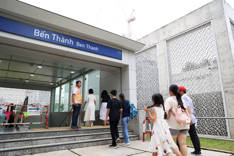 Người dân xuống cổng số 1 ga trung tâm Bến Thành (quận 1, Thành phố Hồ Chí Minh) để bắt đầu trải nghiệm tuyến metro số 1 Bến Thành-Suối Tiên với lộ trình 19km. (Ảnh: Huyền Trinh/TTXVN)