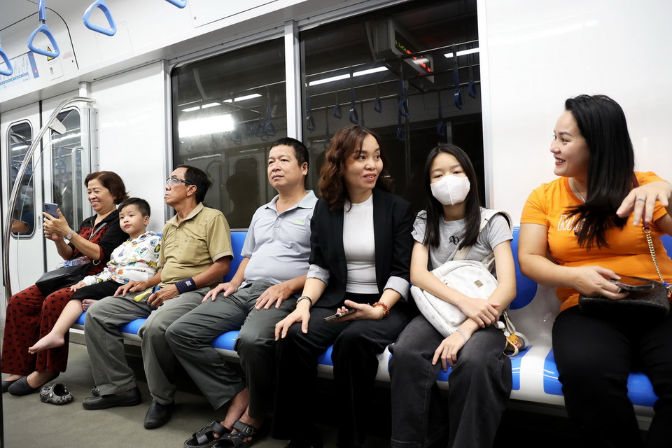 Người dân nô nức trải nghiệm tuyến metro số 1 trong ngày 15/12, trước thời điểm vận hành thương mại đúng một tuần. (Ảnh: Hồng Đạt/TTXVN)