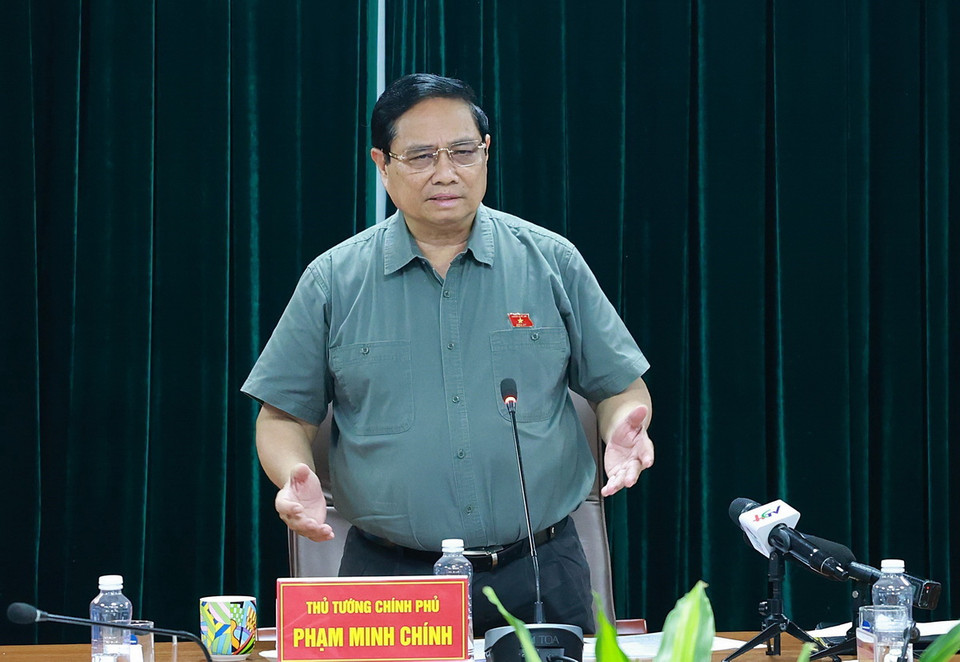 Thủ tướng Phạm Minh Chính làm việc với lãnh đạo các địa phương, các đơn vị thi công Dự án cao tốc Cần Thơ-Cà Mau. (Ảnh: Dương Giang/TTXVN)