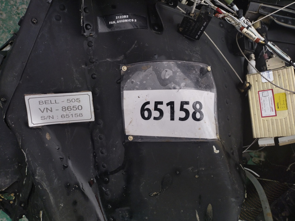 Một phần thiết bị của trực thăng Bell-05 được tìm thấy. (Ảnh: TTXVN phát)