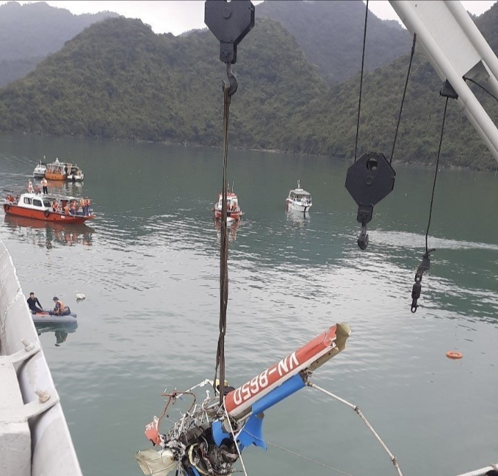 Các lực lượng trục vớt các phần của trực thăng Bell-05. (Ảnh: TTXVN phát)