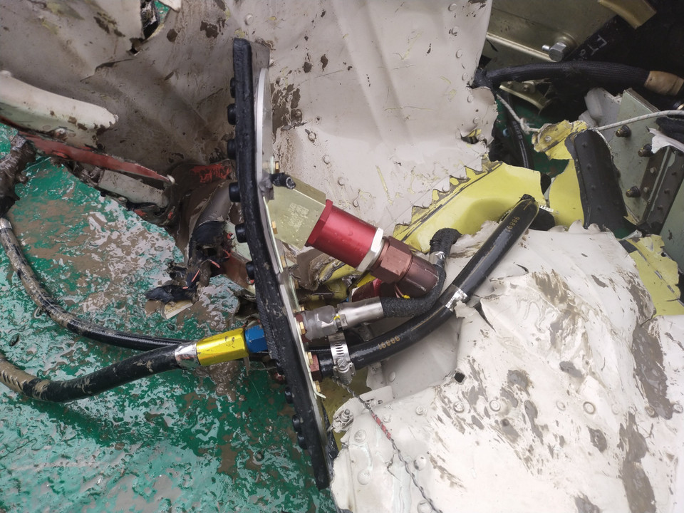 Một số thiết bị của trực thăng Bell-05 được tìm thấy. (Ảnh: TTXVN phát)