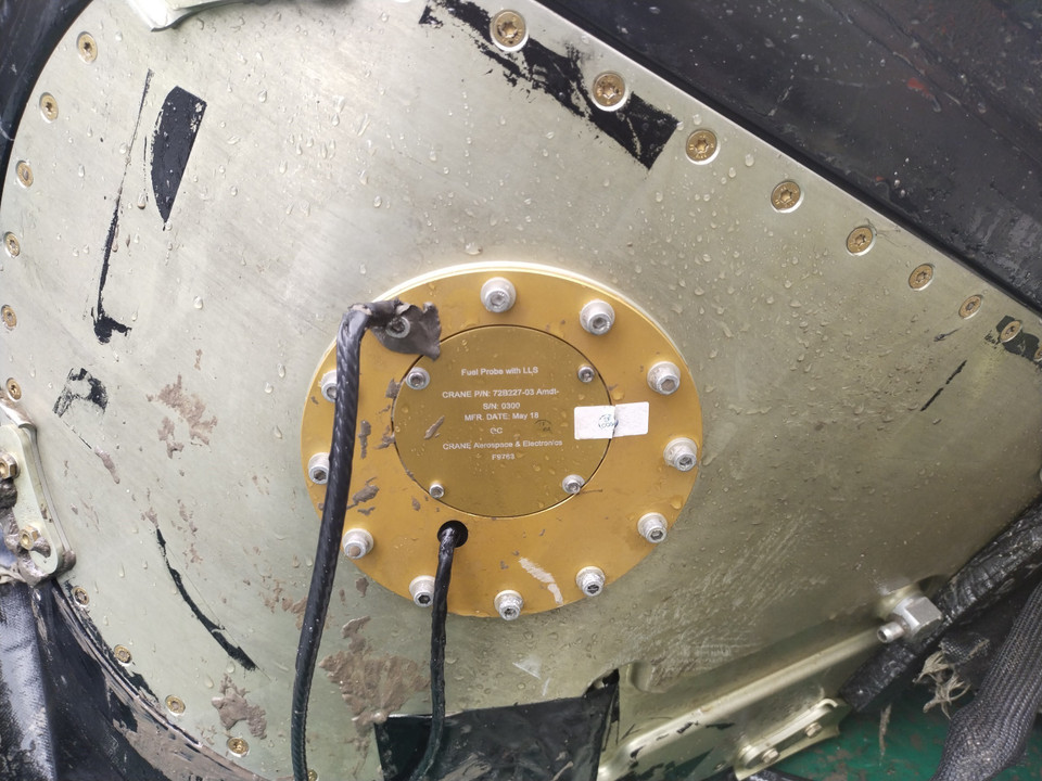 Một số thiết bị của trực thăng Bell-05 được tìm thấy. (Ảnh: TTXVN phát)