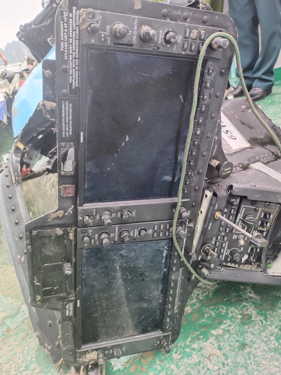 Màn hình điều khiển của trực thăng Bell-05 được tìm thấy. (Ảnh: TTXVN phát)