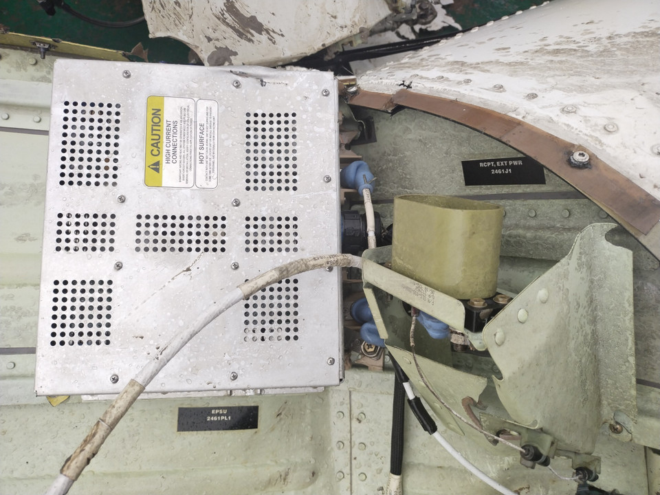 Động cơ của trực thăng Bell-05 được tìm thấy. (Ảnh: TTXVN phát)