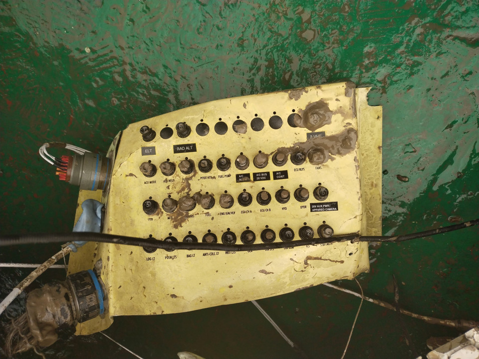 Động cơ của trực thăng Bell-05 được tìm thấy. (Ảnh: TTXVN phát)