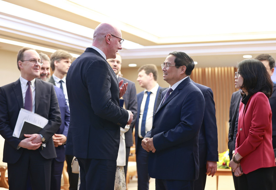 Thủ tướng Phạm Minh Chính tiếp Phó Thủ tướng Nga Dmitry Chernyshenko. (Ảnh: Dương Giang/TTXVN)