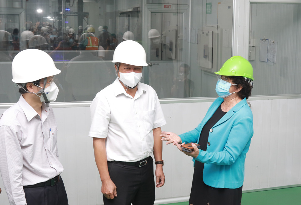 Thứ trưởng Bộ Y tế Nguyễn Trường Sơn kiểm tra công tác bảo quản vaccine phòng COVID-19 tại Công ty dược mỹ phẩm May. (Ảnh: Đinh Hằng/TTXVN)