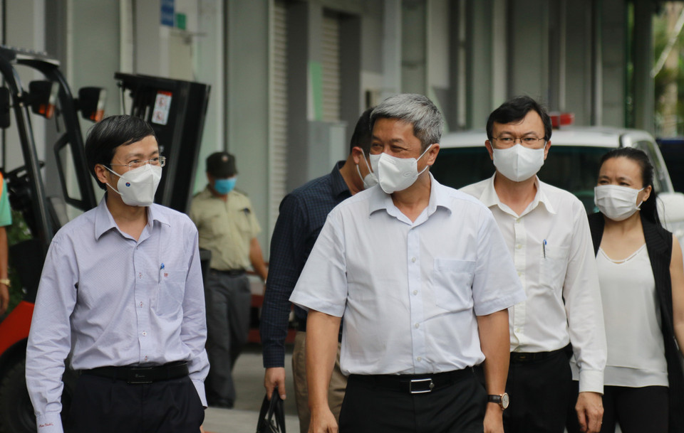 Thứ trưởng Bộ Y tế Nguyễn Trường Sơn kiểm tra công tác bảo quản vaccine phòng COVID-19 tại Công ty dược mỹ phẩm May. (Ảnh: Đinh Hằng/TTXVN)