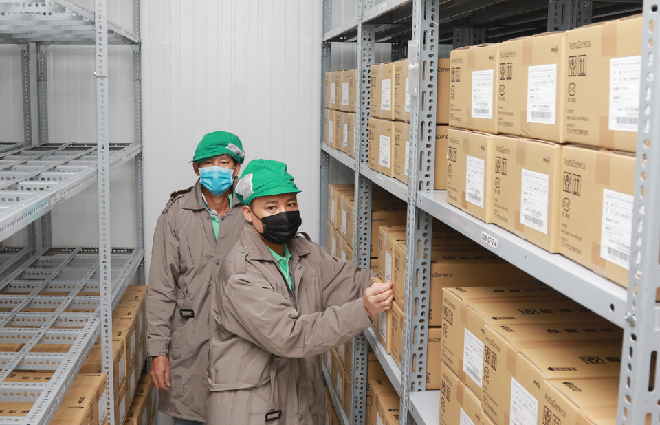 Nhân viên Công ty dược mỹ phẩm May sắp xếp vaccine phòng COVID-19 vào kho lạnh. (Ảnh: Đinh Hằng/TTXVN)