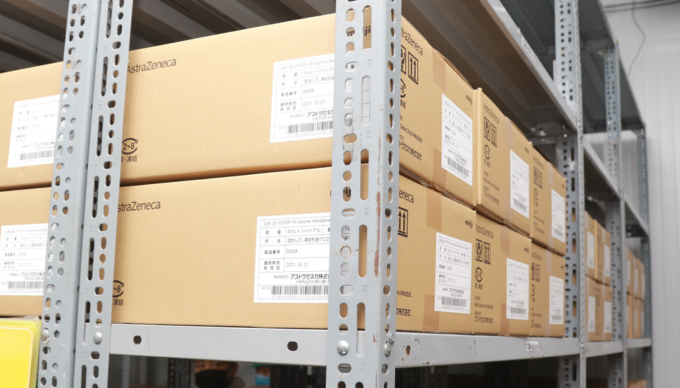 800.000 liều vaccine Astra Zeneca được bảo quản tại kho lạnh Công ty dược mỹ phẩm May. (Ảnh: Đinh Hằng/TTXVN)