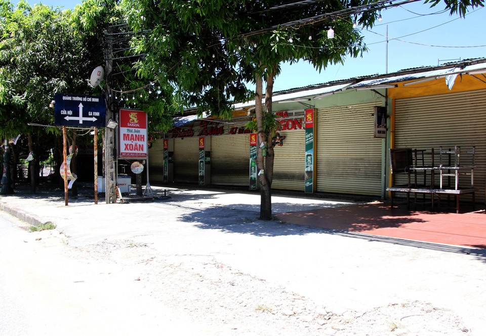 Nhiều cửa hàng dọc Đại lộ Lê Nin tạm ngừng hoạt động để chung tay phòng, chống dịch bệnh COVID-19. (Ảnh: Văn Tý/TTXVN)