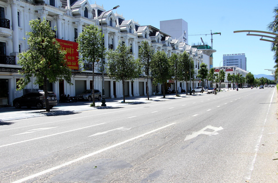 Đại lộ Lê Nin ngày thường đông đúc, nay trở nên thưa thớt, ít phương tiện lưu thông. (Ảnh: Văn Tý/TTXVN)