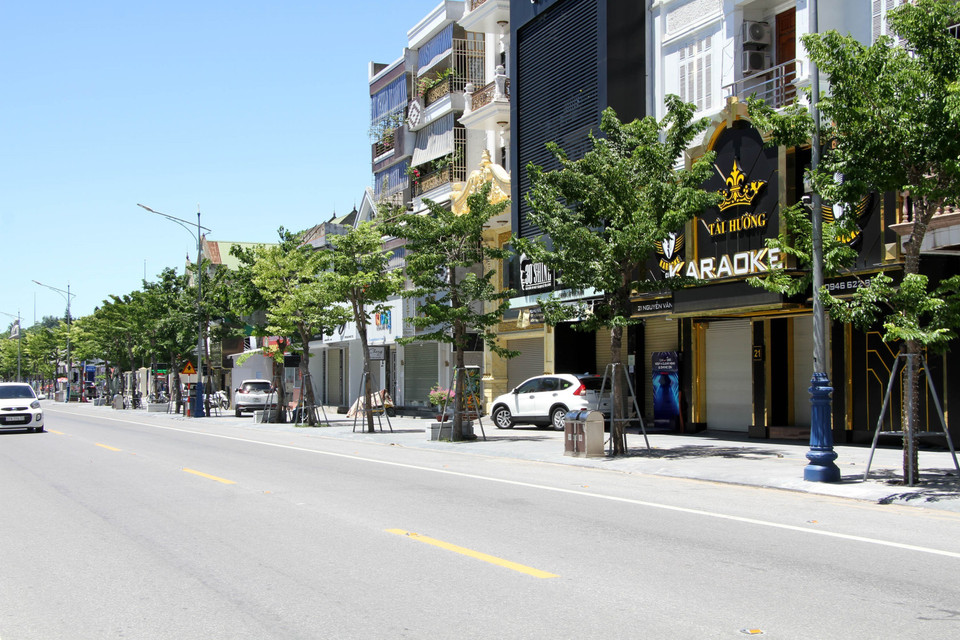 Các cửa hàng không thiết yếu trên phố đi bộ Nguyễn Văn Cừ đóng cửa để chung tay phòng, chống dịch bệnh COVID-19. (Ảnh: Văn Tý/TTXVN)