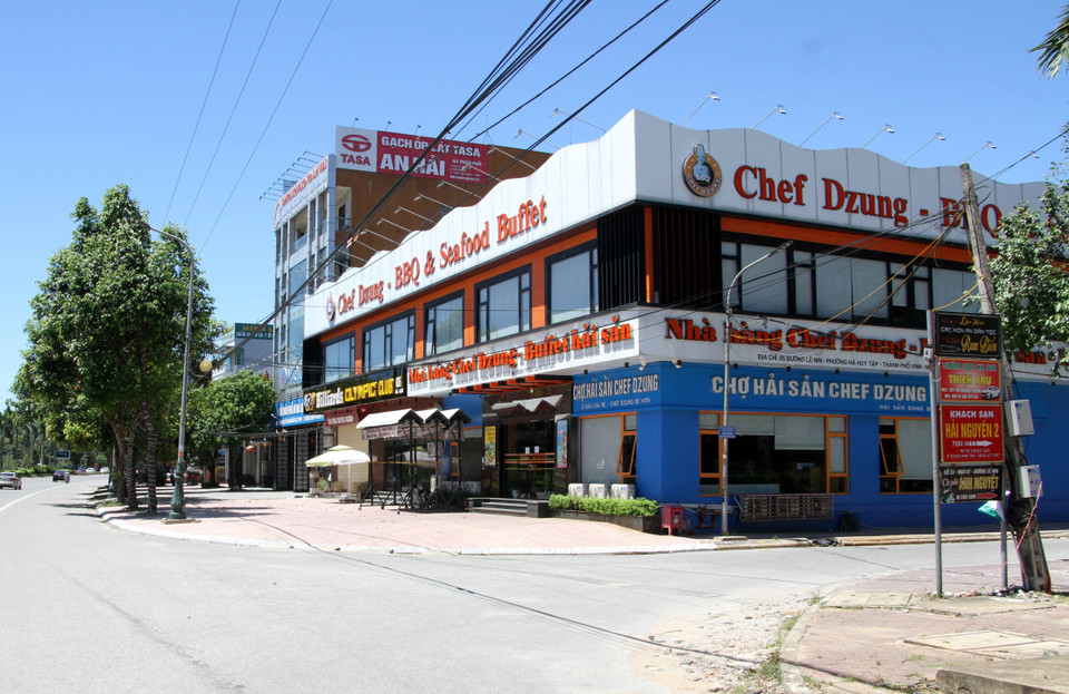 Nhiều cửa hàng dọc Đại lộ Lê Nin tạm ngừng hoạt động để chung tay phòng, chống dịch bệnh COVID-19. (Ảnh: Văn Tý/TTXVN)