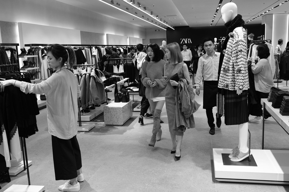 Bước vào đây là một bề mặt trắng sáng bóng bao phủ trần nhà và tường tạo thành không gian mở...